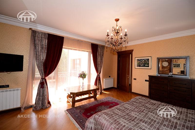 House · 5 rooms · 678 m² · Kentron