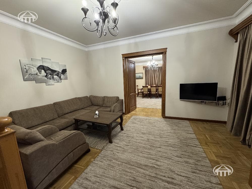 House · 5 rooms · 242 m² · Kentron