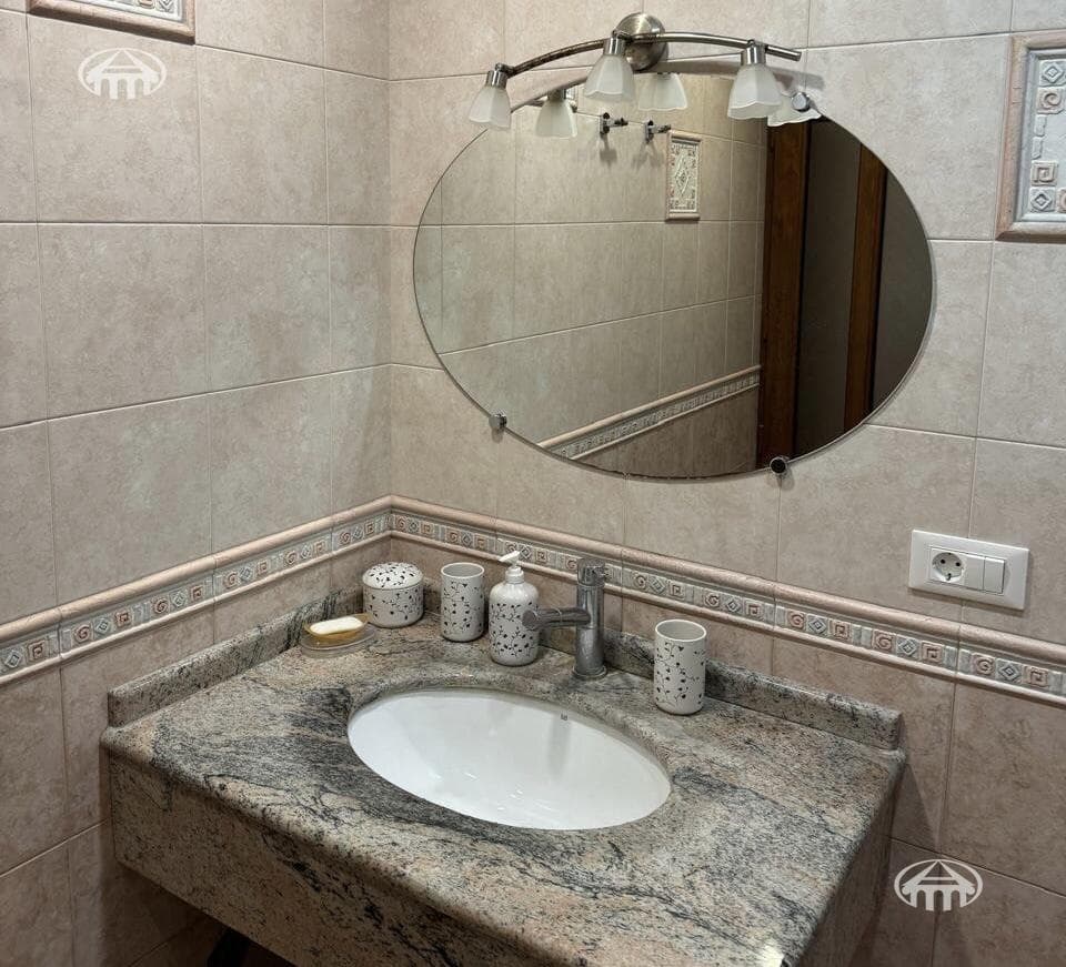 Apartment · 2 rooms · 70 m² · Kentron