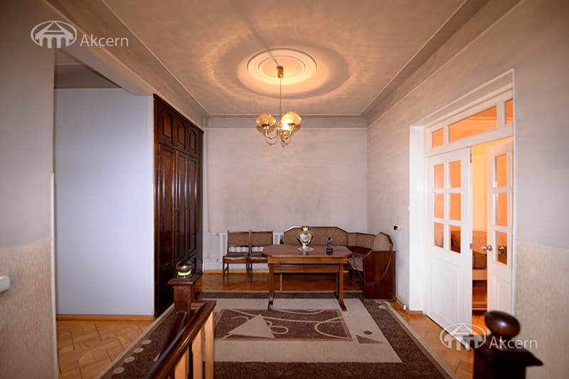 House · 7 rooms · 460 m² · Kentron