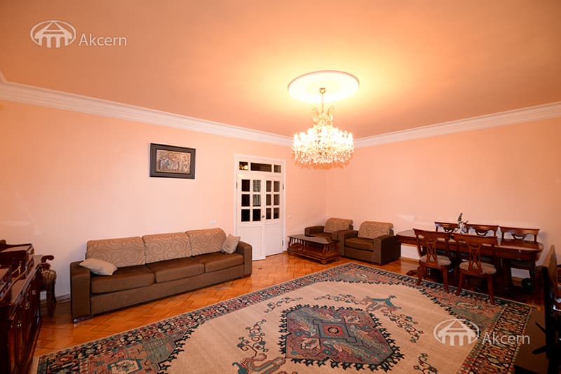 House · 7 rooms · 460 m² · Kentron