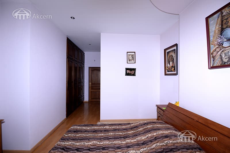 Особняк · 7 комн. · 650 м² · Кентрон