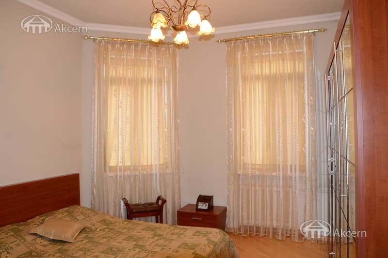 House · 6 rooms · 250 m² · Arabkir