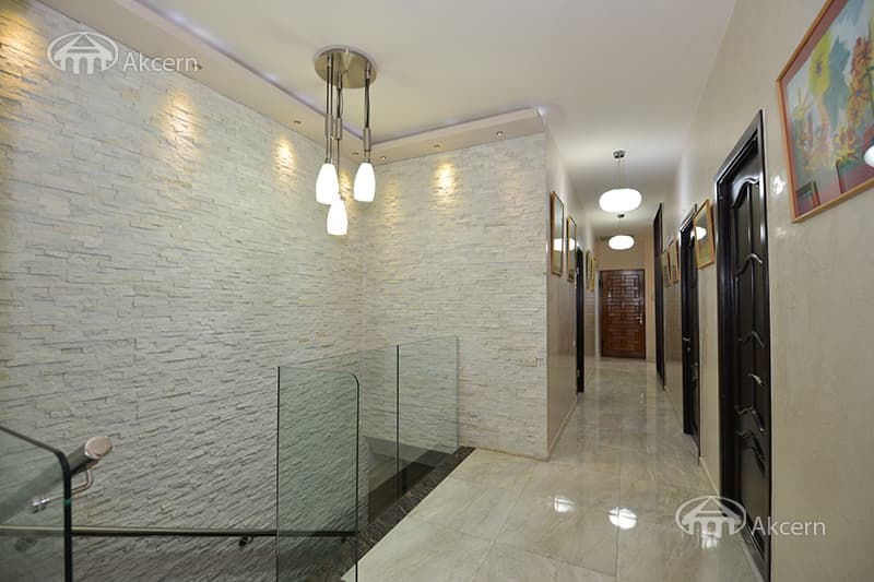 Дом · 9 комн. · 285 м² · Кентрон