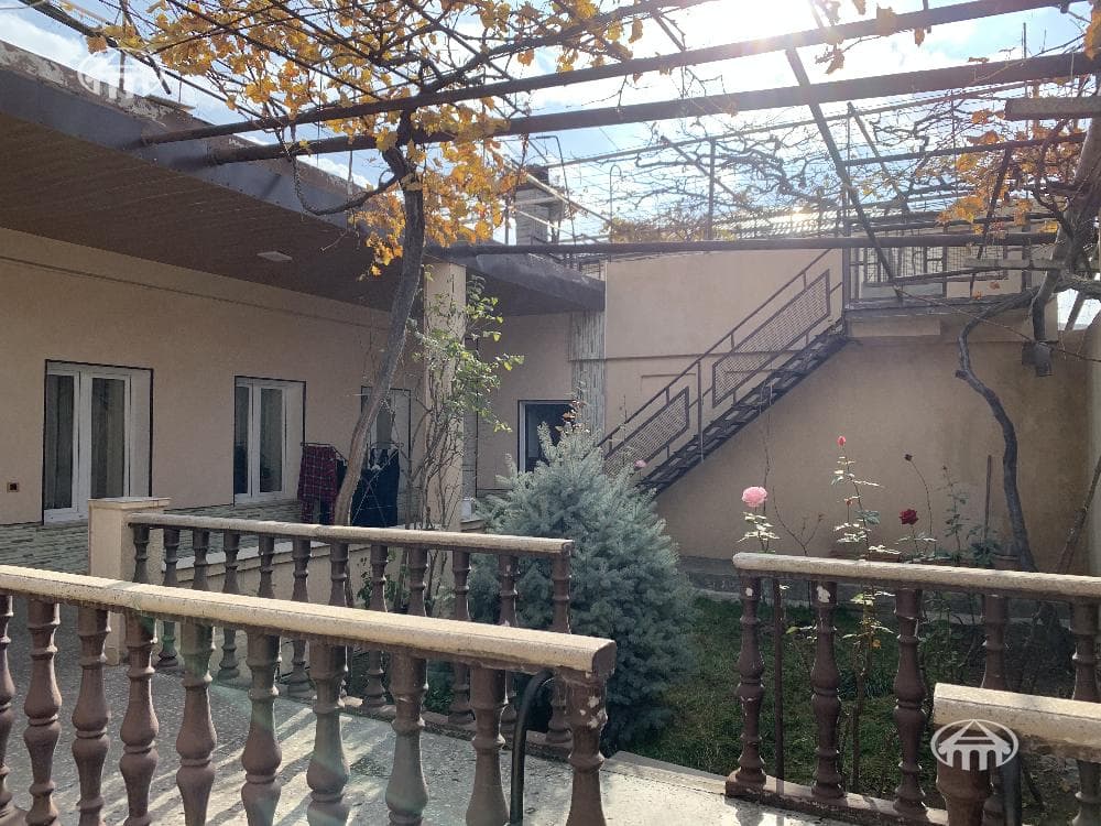 House · 4 rooms · 256 m² · Ajapnyak