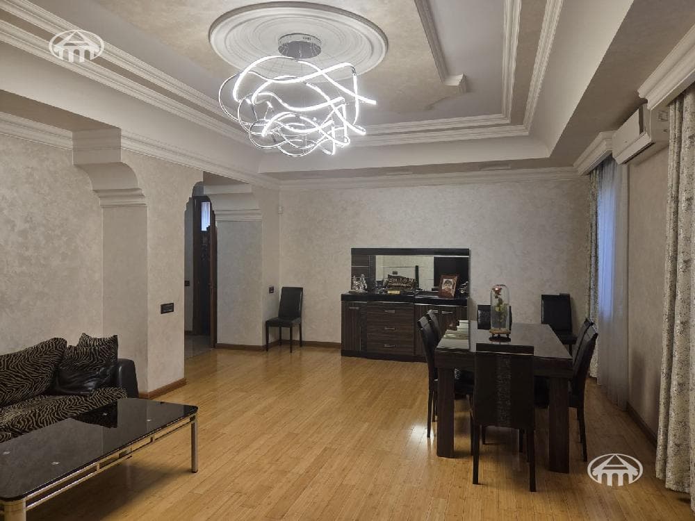 Особняк · 5 комн. · 280 м² · Аджапняк