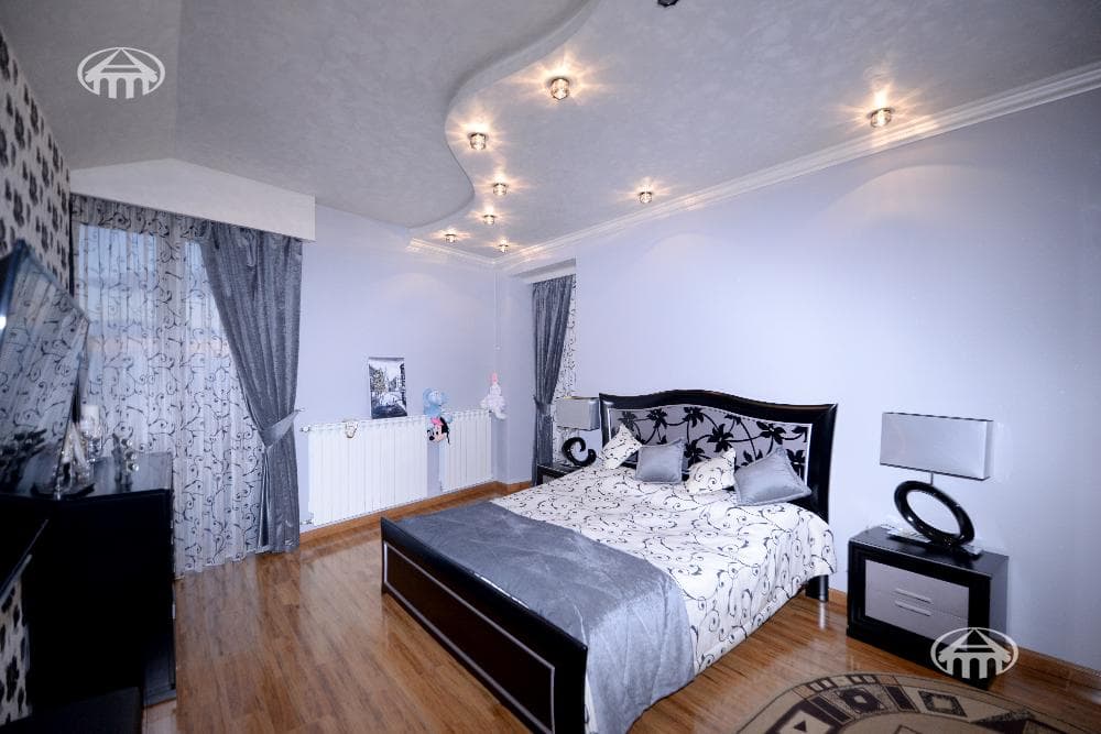 Квартира · 5 комн. · 300 м² · Кентрон