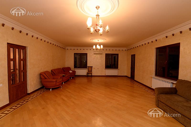 Առանձնատուն · 7 սեն. · 680 մ² · Կենտրոն