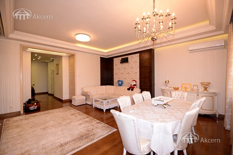 Բնակարան · 4 սեն. · 242 մ² · Կենտրոն