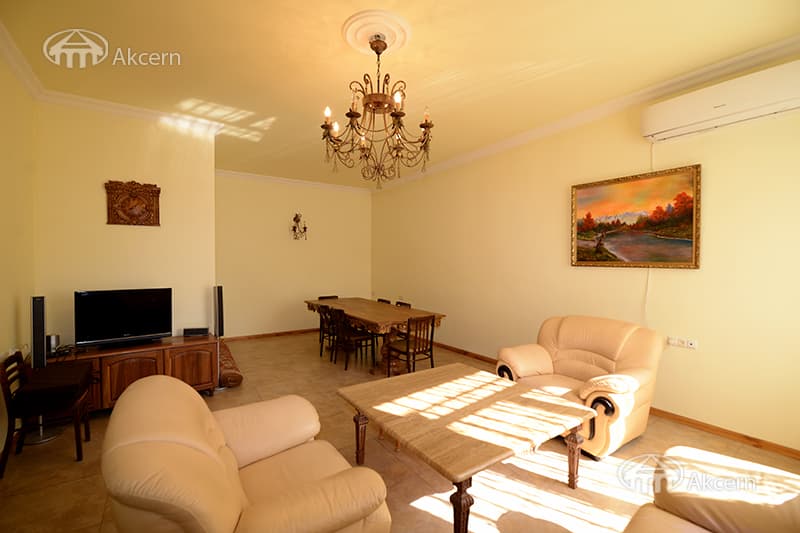 House · 4 rooms · 335 m² · Kentron