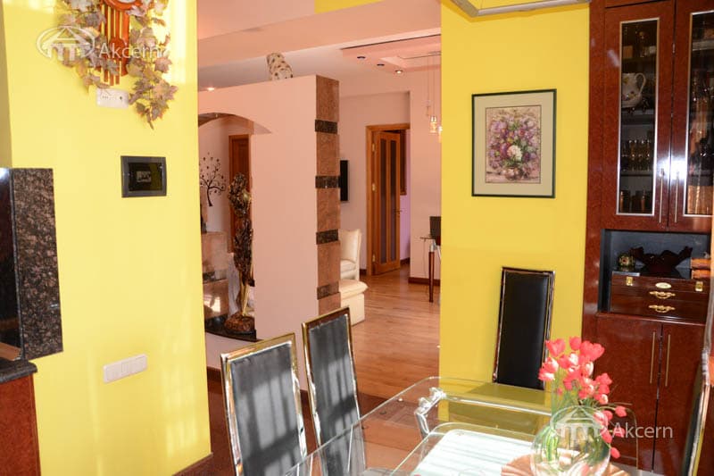 Apartment · 3 rooms · 90 m² · Kentron