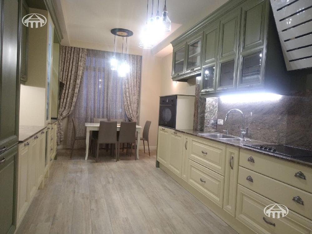 Квартира · 4 комн. · 200 м² · Кентрон