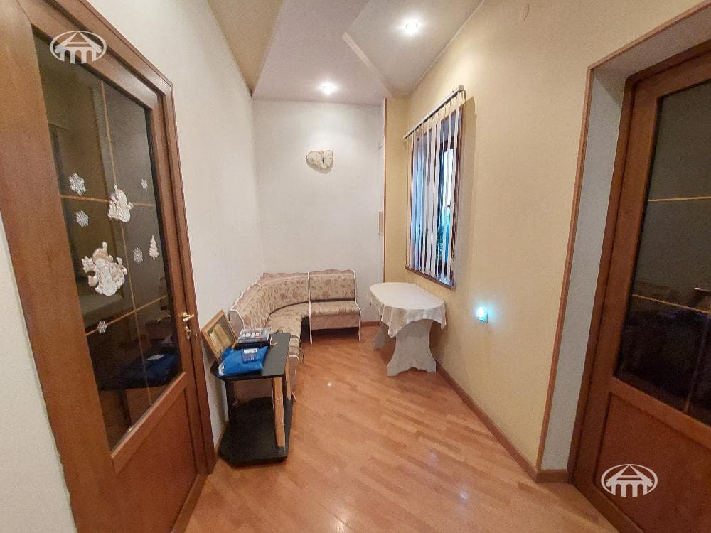 House · 5 rooms · 330 m² · Kentron