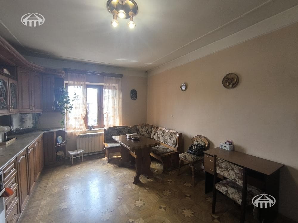Дом · 6 комн. · 376 м² · Аван