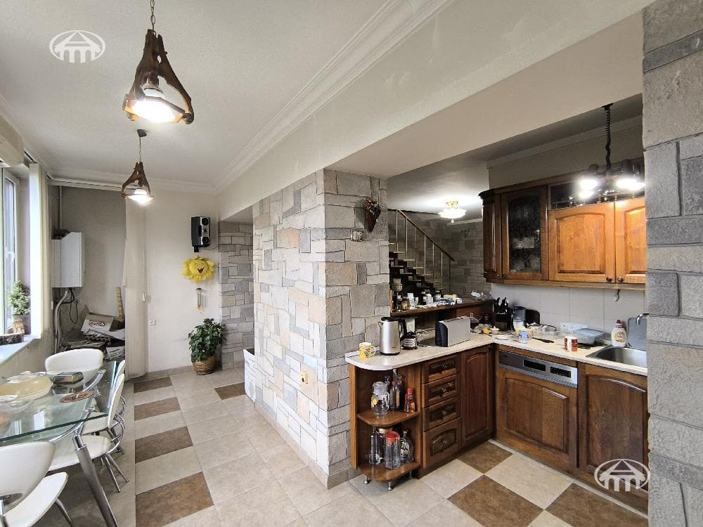 Apartment · 6 rooms · 179 m² · Kentron