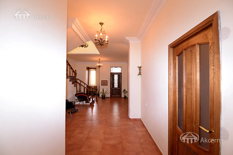 Առանձնատուն · 6 սեն. · 532 մ² · Զովունի