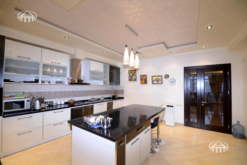 Квартира · 5 комн. · 300 м² · Кентрон