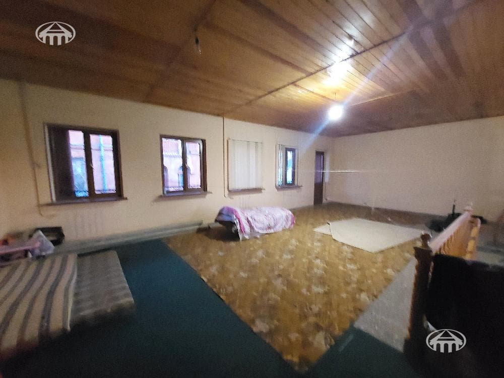 House · 5 rooms · 330 m² · Kentron