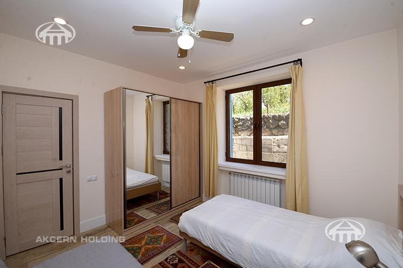 Mansion · 4 rooms · 244 m² · Saghmosavan