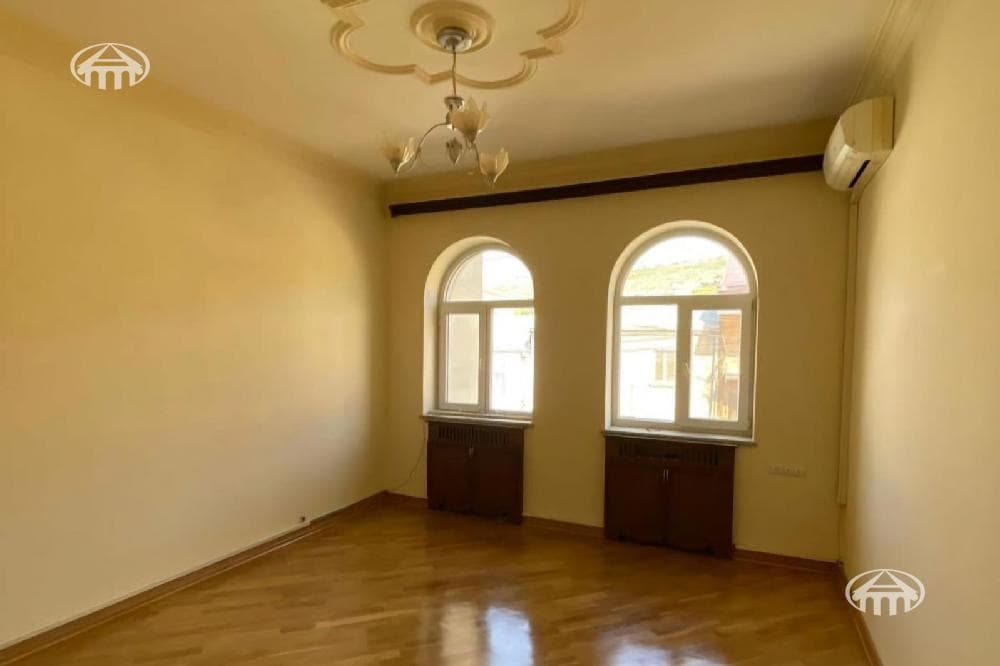 Գրասենյակ · 430 մ² · Կենտրոն