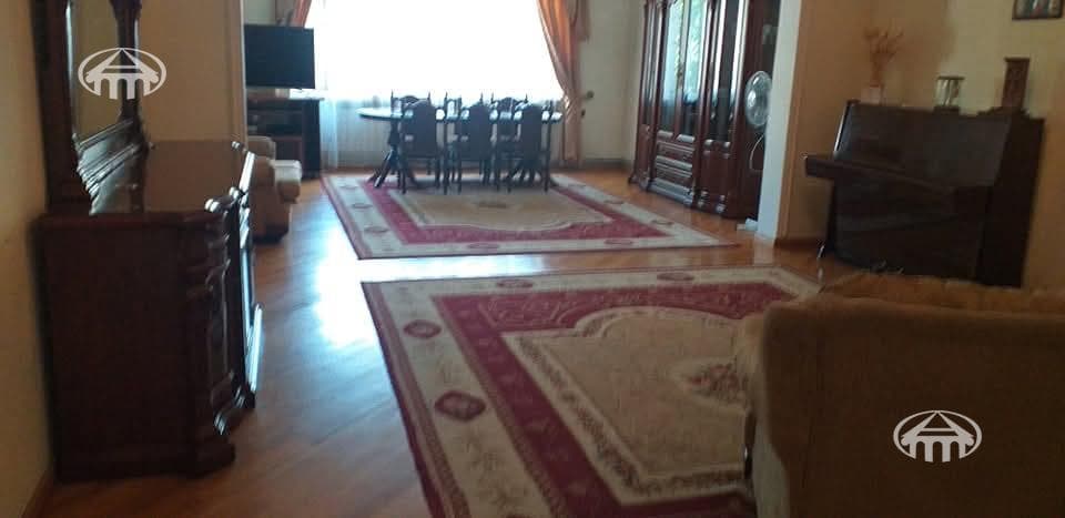 House · 6 rooms · 428 m² · Arabkir