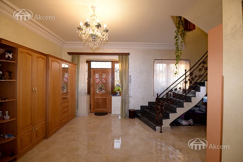 Mansion · 5 rooms · 372 m² · v. Arinj