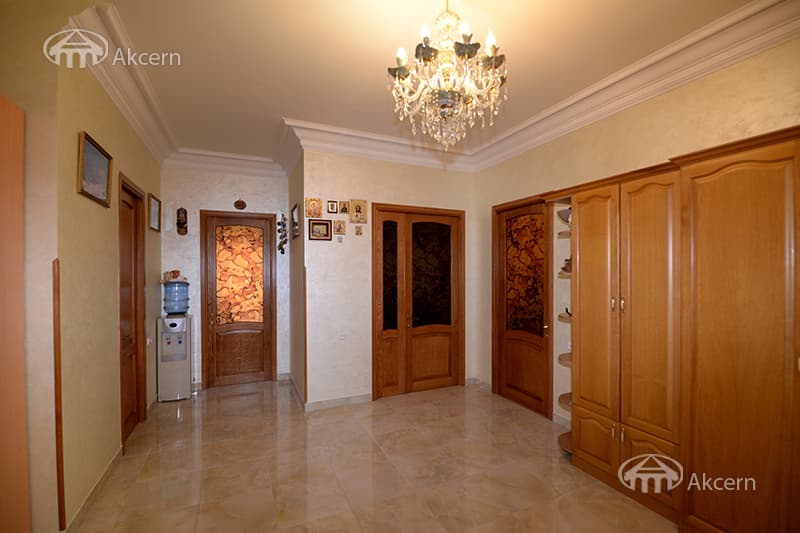 Mansion · 5 rooms · 372 m² · v. Arinj