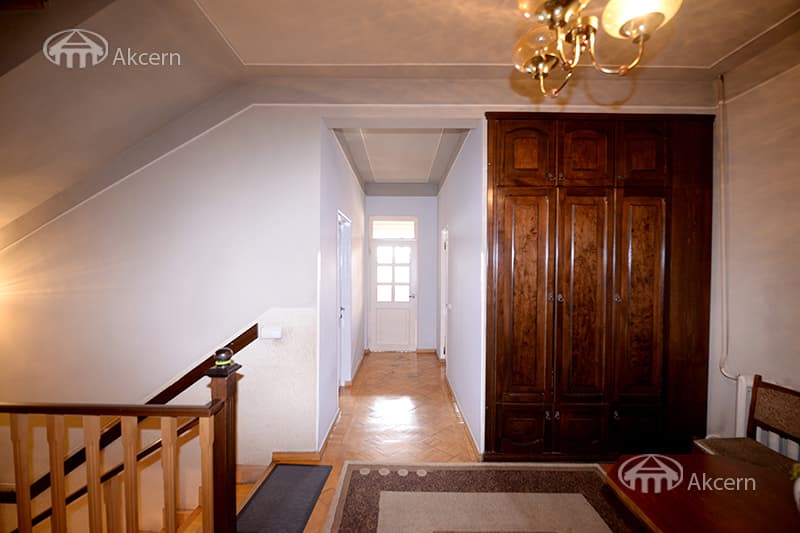 House · 7 rooms · 460 m² · Kentron