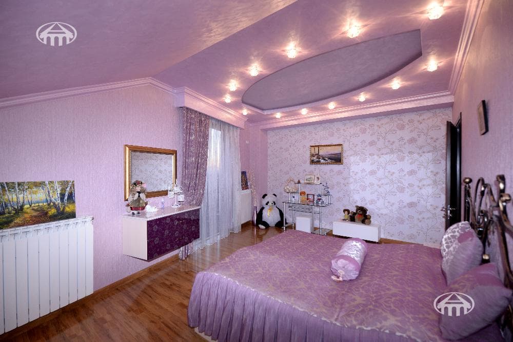 Квартира · 5 комн. · 300 м² · Кентрон