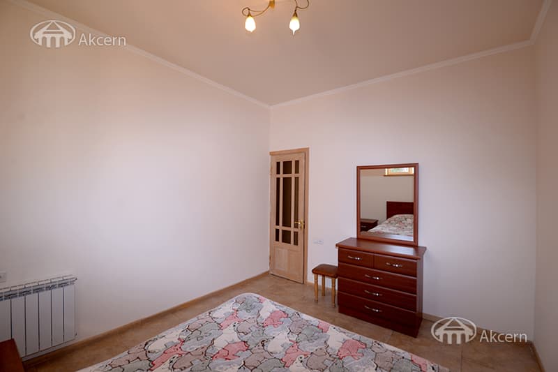 House · 4 rooms · 335 m² · Kentron