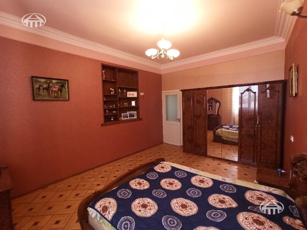 House · 8 rooms · 459 m² · Nor Nork