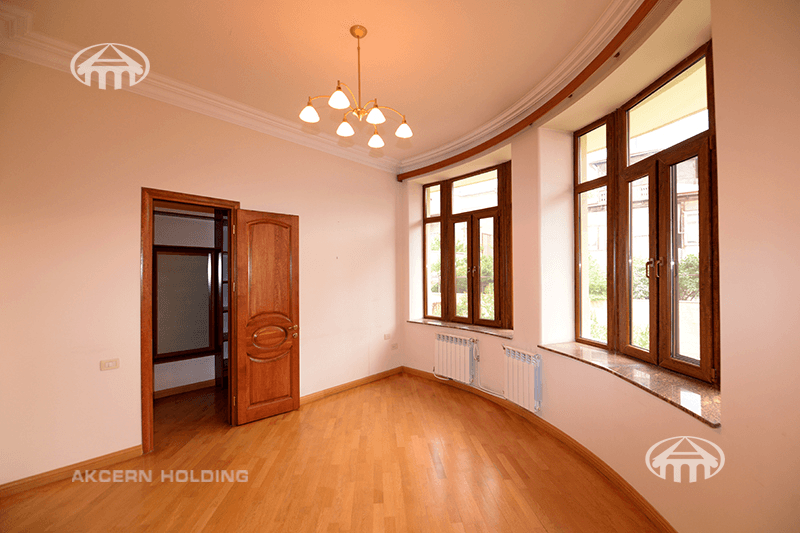 Mansion · 7 rooms · 243 m² · Kentron