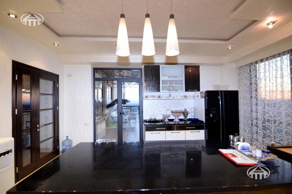 Квартира · 5 комн. · 300 м² · Кентрон