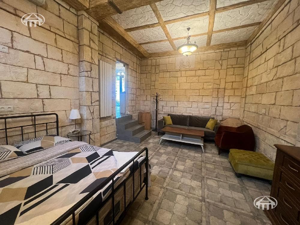 Hotel · 3 rooms · 80 m² · Kentron