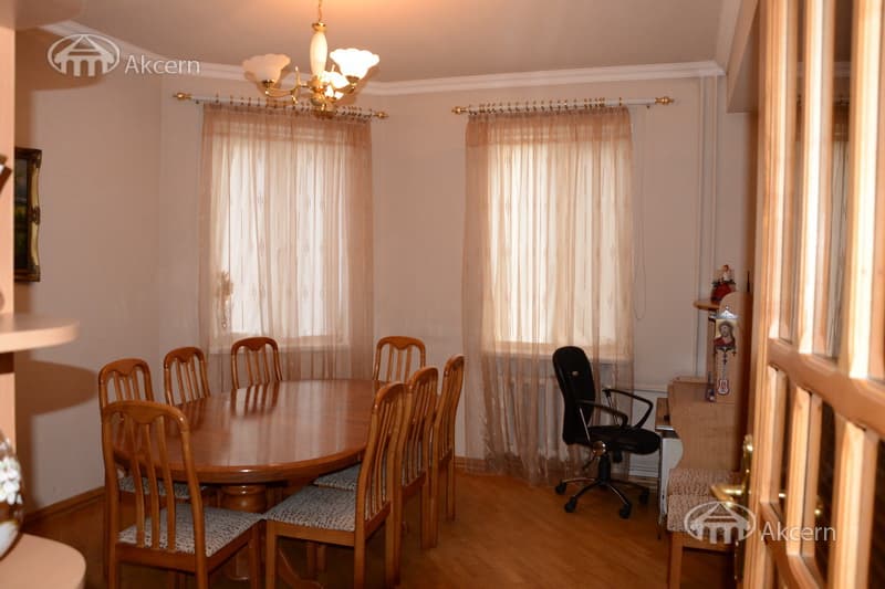 House · 6 rooms · 250 m² · Arabkir