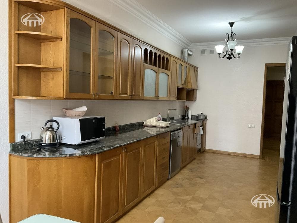Apartment · 3 rooms · 139 m² · Kentron