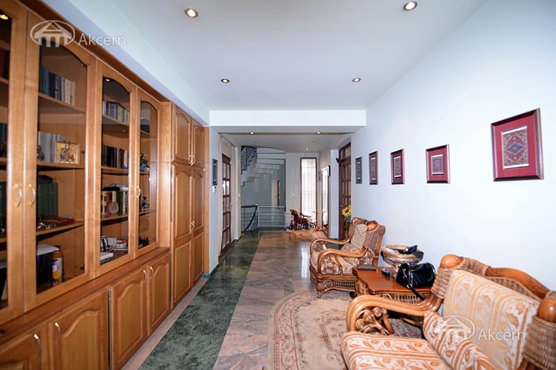 Mansion · 7 rooms · 650 m² · Kentron