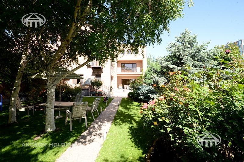 House · 5 rooms · 678 m² · Kentron