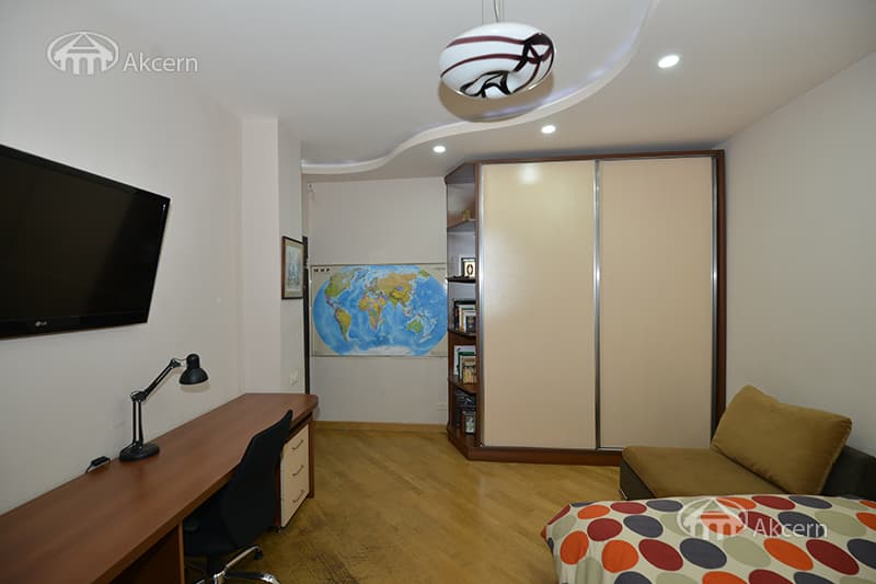 Дом · 9 комн. · 285 м² · Кентрон