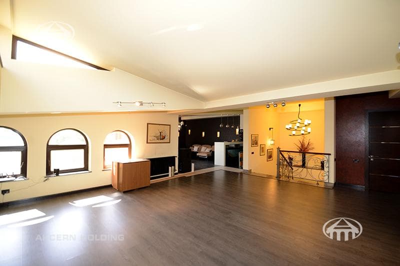 House · 5 rooms · 678 m² · Kentron