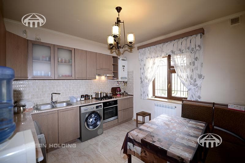 House · 5 rooms · 162 m² · Kentron
