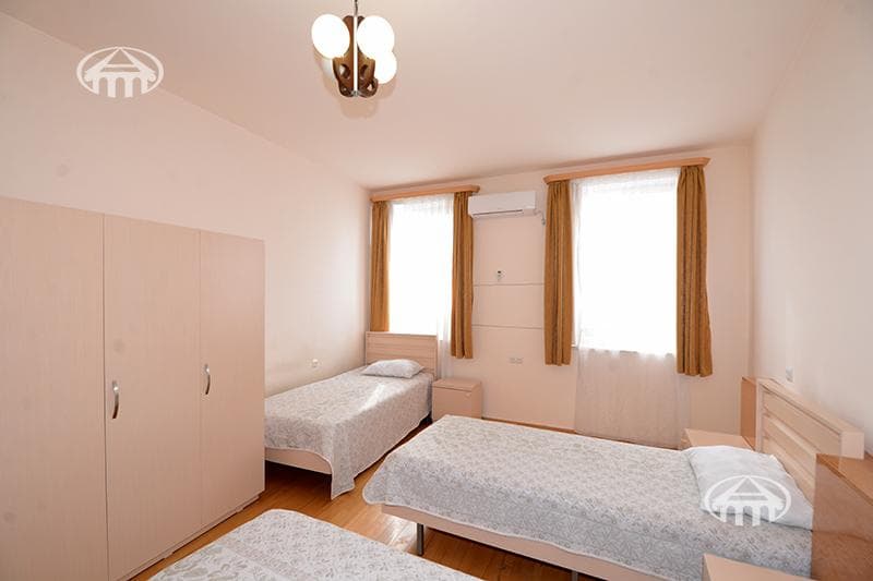 House · 6 rooms · 273 m² · Arabkir