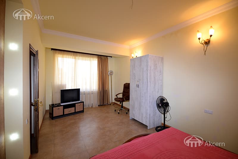 House · 4 rooms · 335 m² · Kentron