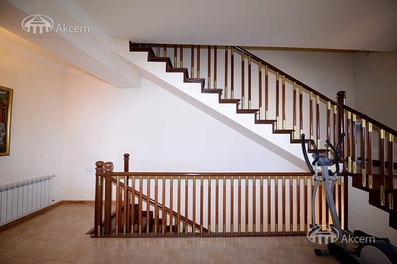 House · 4 rooms · 335 m² · Kentron