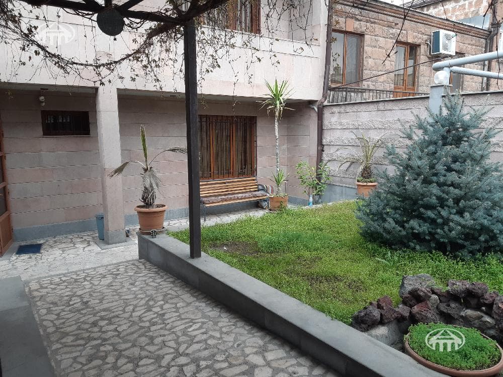 Дом · 5 комн. · 392 м² · Кентрон