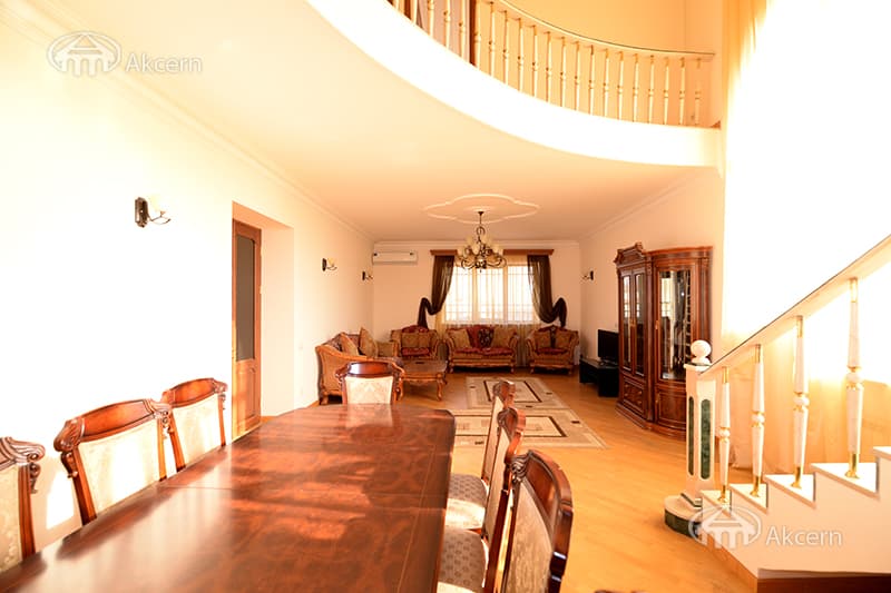 Особняк · 4 комн. · 240 м² · Аджапняк