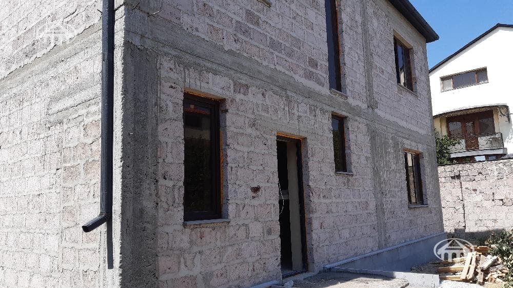 Mansion · 6 rooms · 244.5 m² · v. Arinj