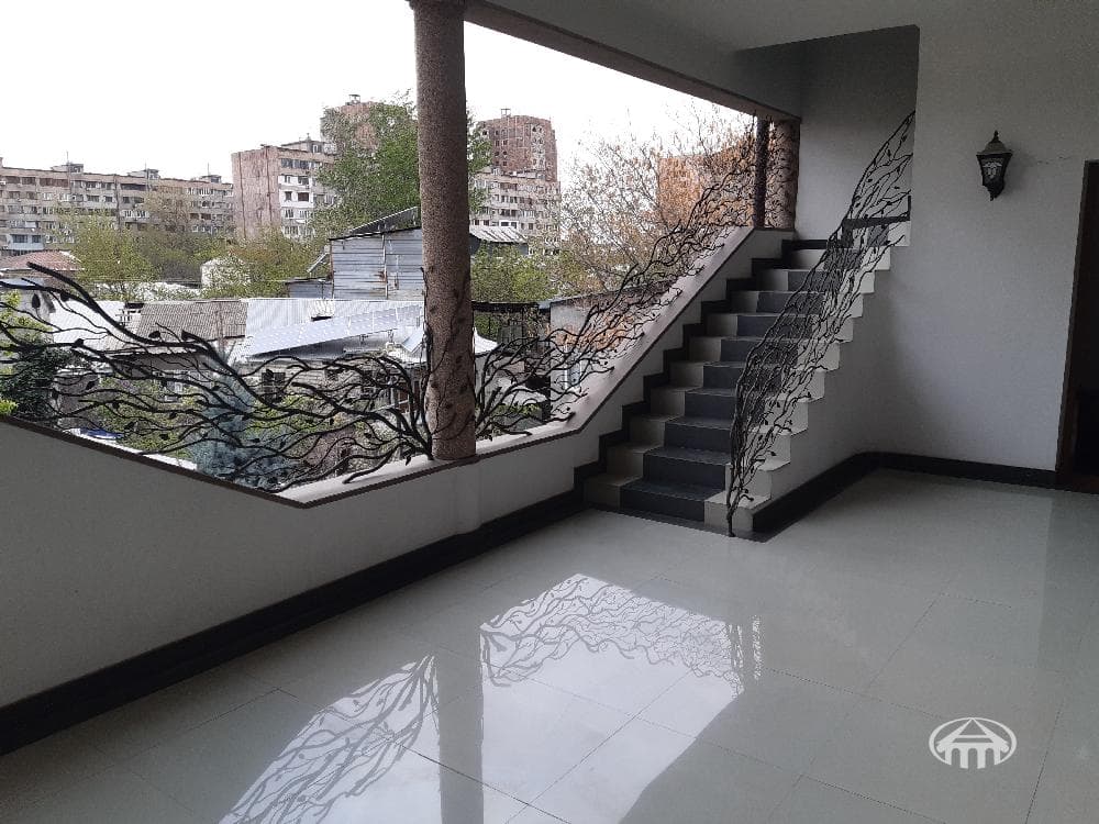 Дом · 5 комн. · 392 м² · Кентрон