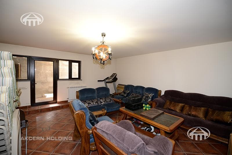 House · 5 rooms · 678 m² · Kentron