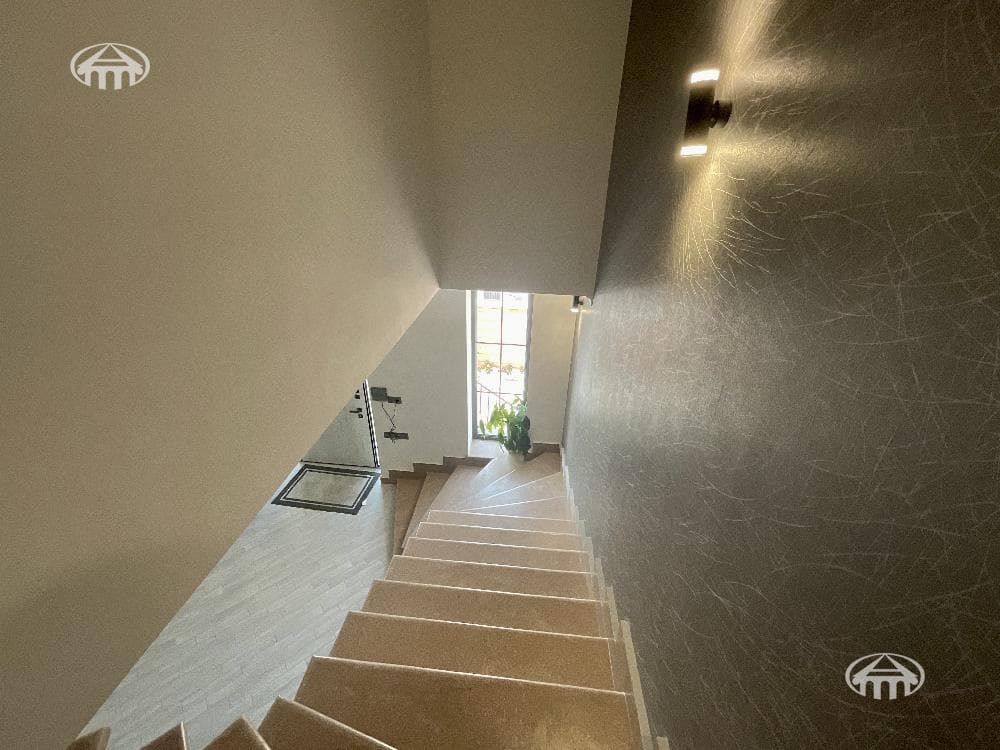 Mansion · 6 rooms · 260 m² · Avan